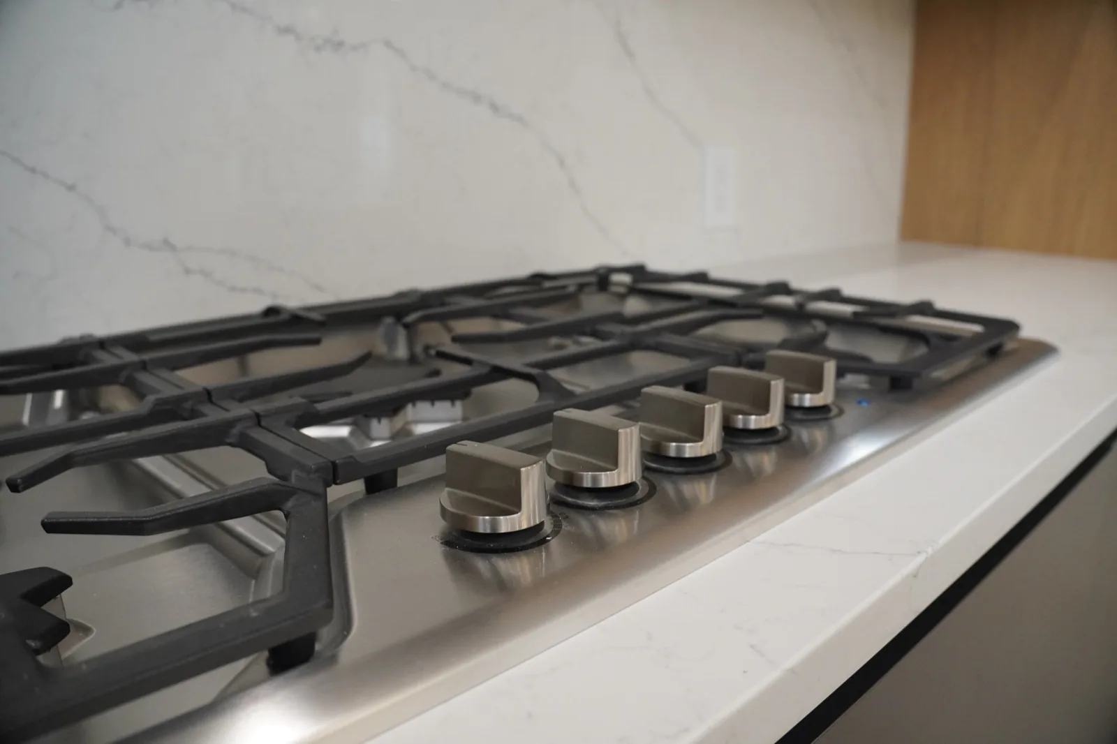 Cooktop integrated into a porcelain kitchen work surface