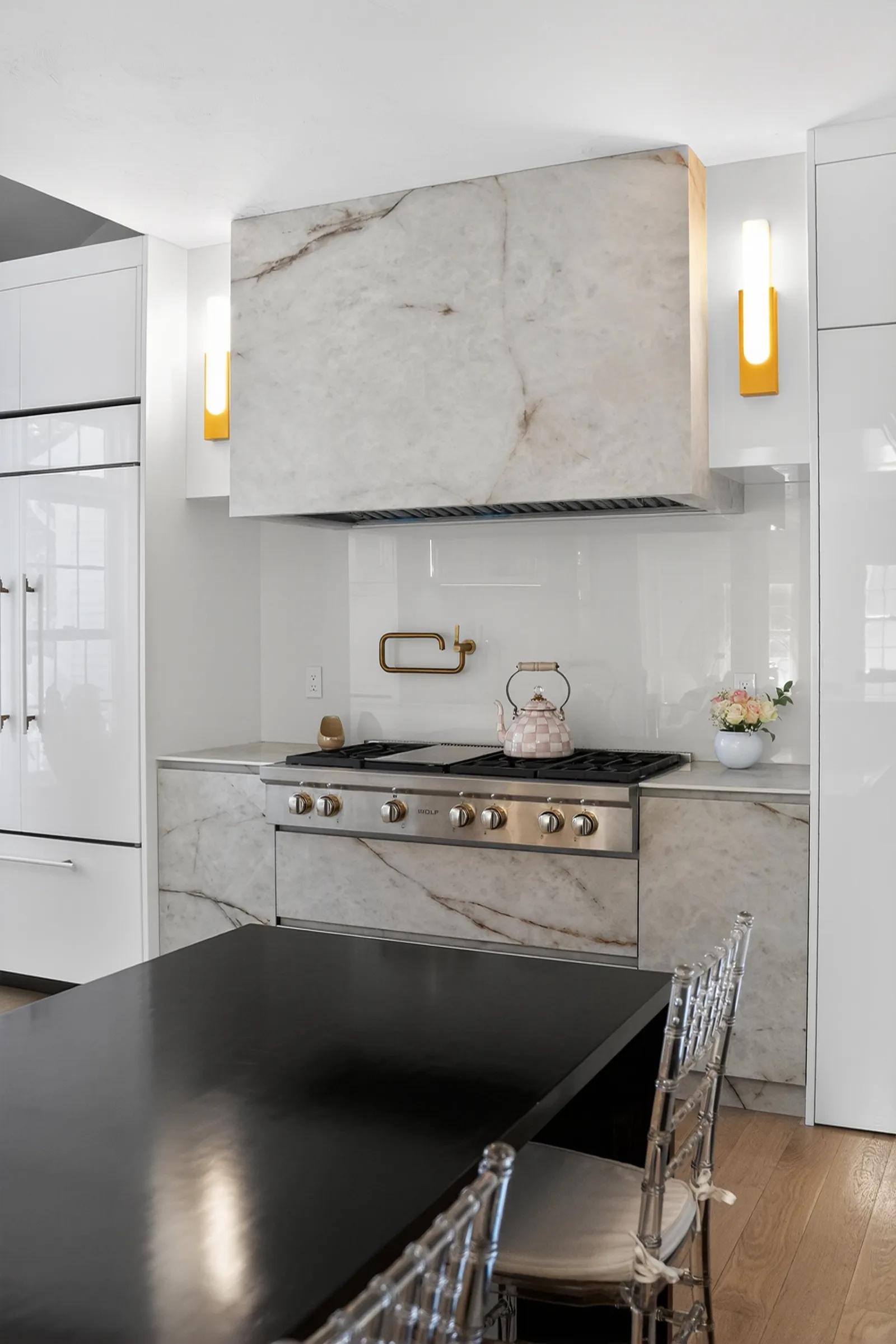 Cooktop beneath a large veined wall panel
