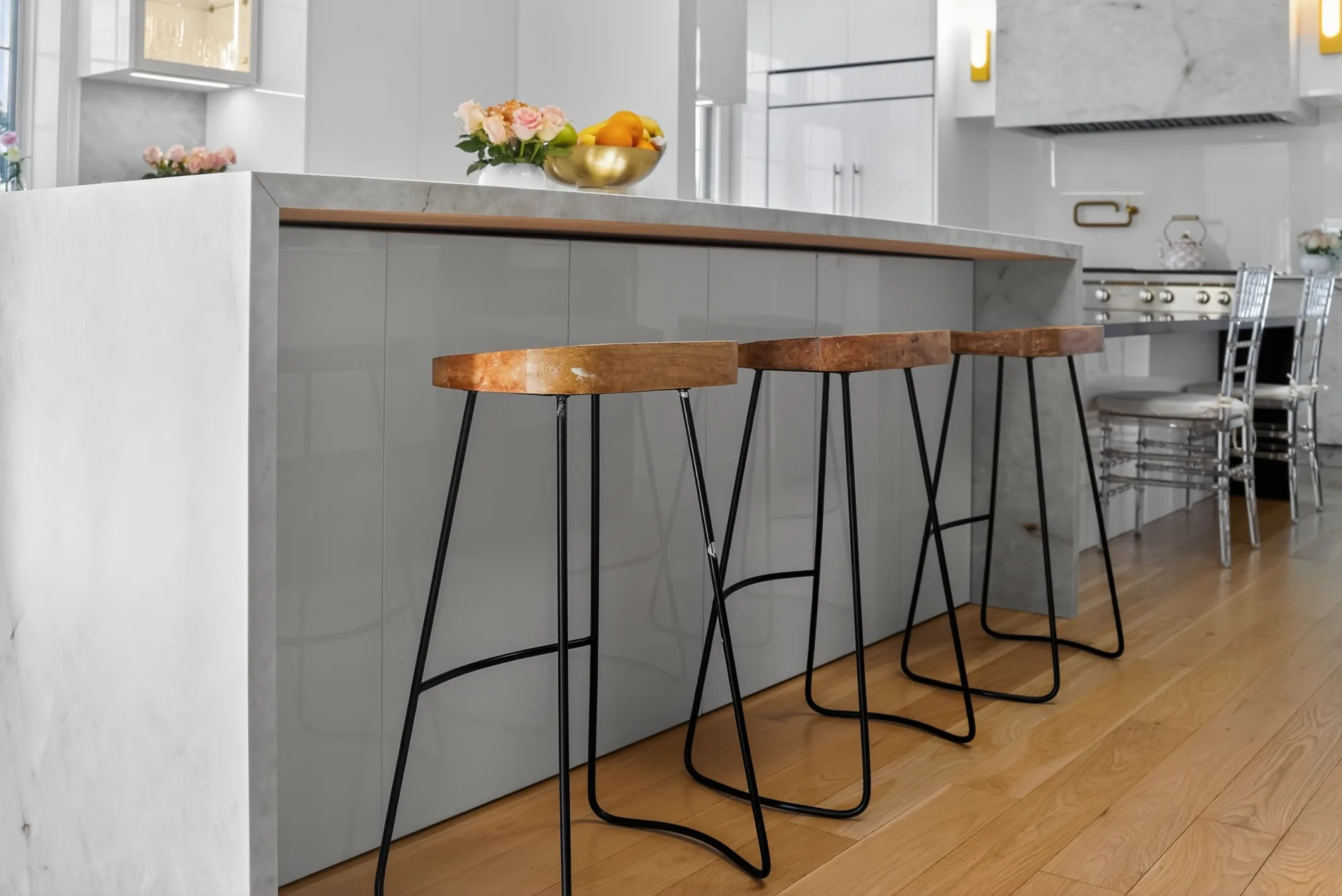 Light island with seating and veined work surface